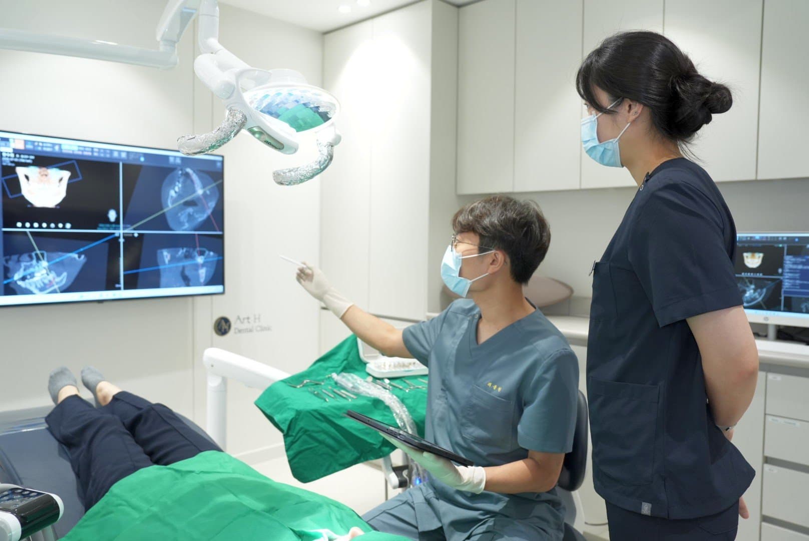 태블릿과 3D CT 영상으로 식립 계획을 확인하는 의료진