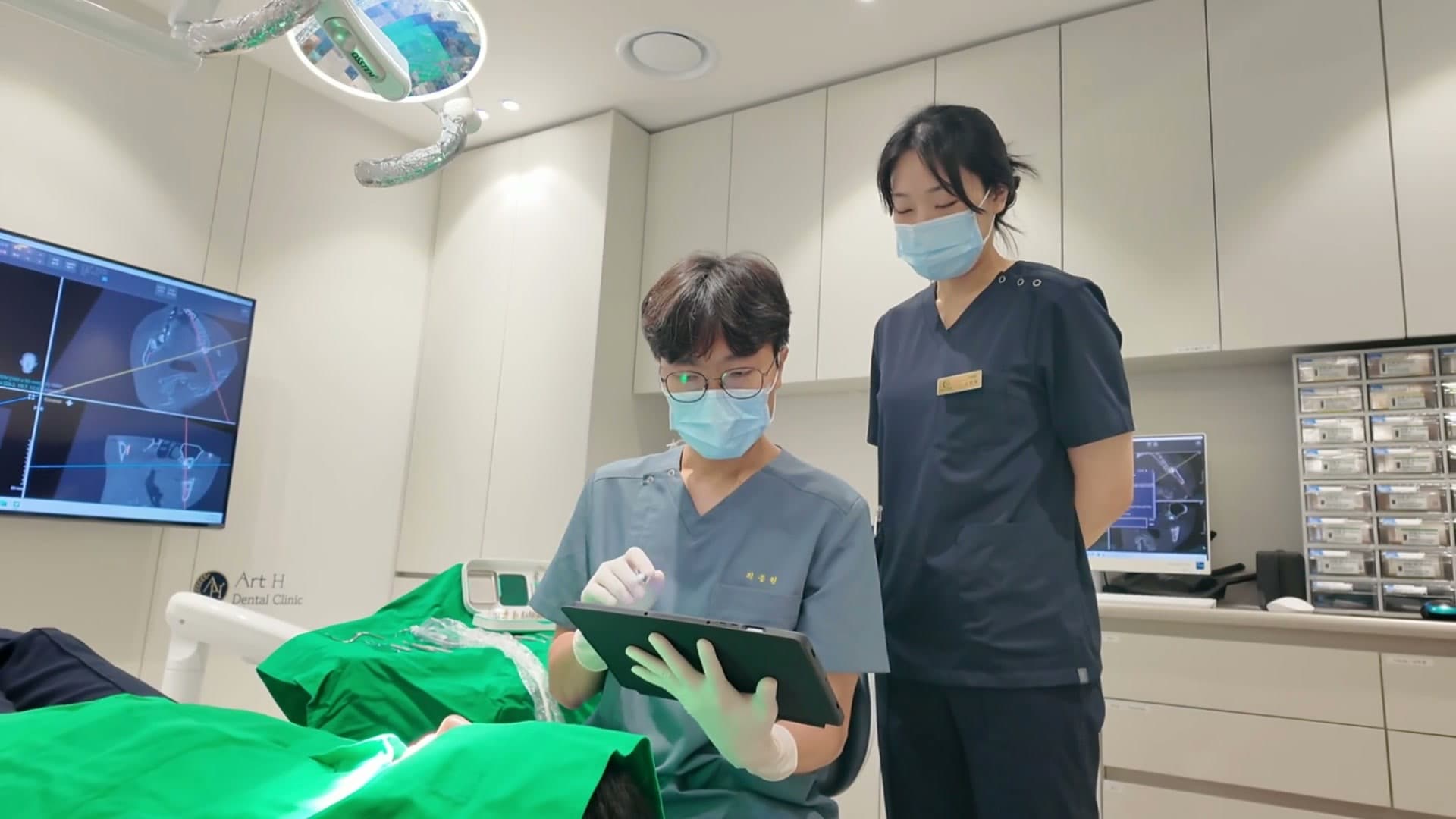 3D 영상을 함께 확인하며 수술을 준비하는 의료진